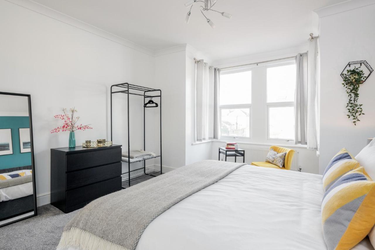 Business & Leisure 2 Bedroom & Parking By Damask Homes Ilford